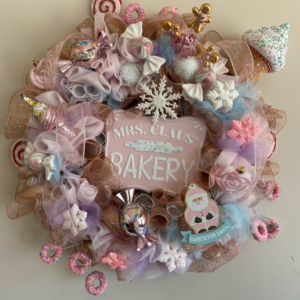 18” Mrs Clause Bakery wreath. Fully customizable.